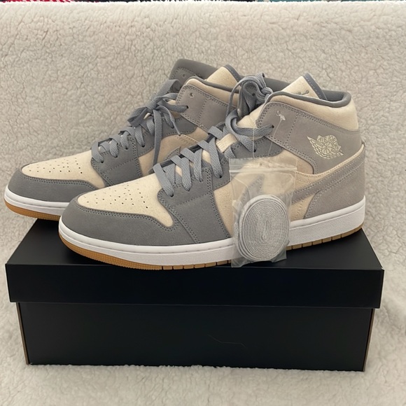 Air Jordan 1 MID SE - Picture 3 of 8